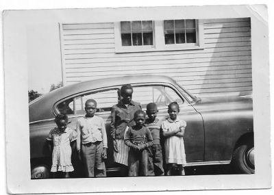 Amissville Grade School, Primer to 3rd Grade, 1949 or 1951
Amissville Grade School, Primer to 3rd Grade, members of class of Fay Jordan (Nicholas), 1949 or 1951. Tall girl in middle is Anna L. Allsberry. Courtesy of Fay Nicholas.
